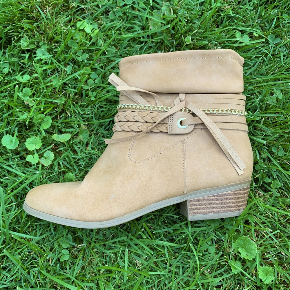 Tan wonder nation booties, size 7 (kids size 4)